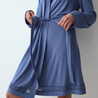 Triumph Comfort Allure morgenkåbe, blå - 10229168 - 7873 - Indigo Veil